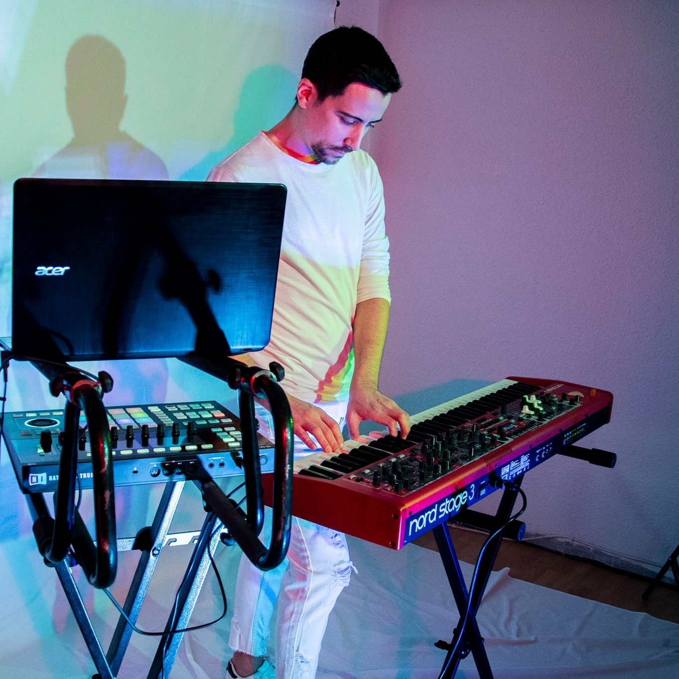 Ruymán Martín Quintanal playing keyboards